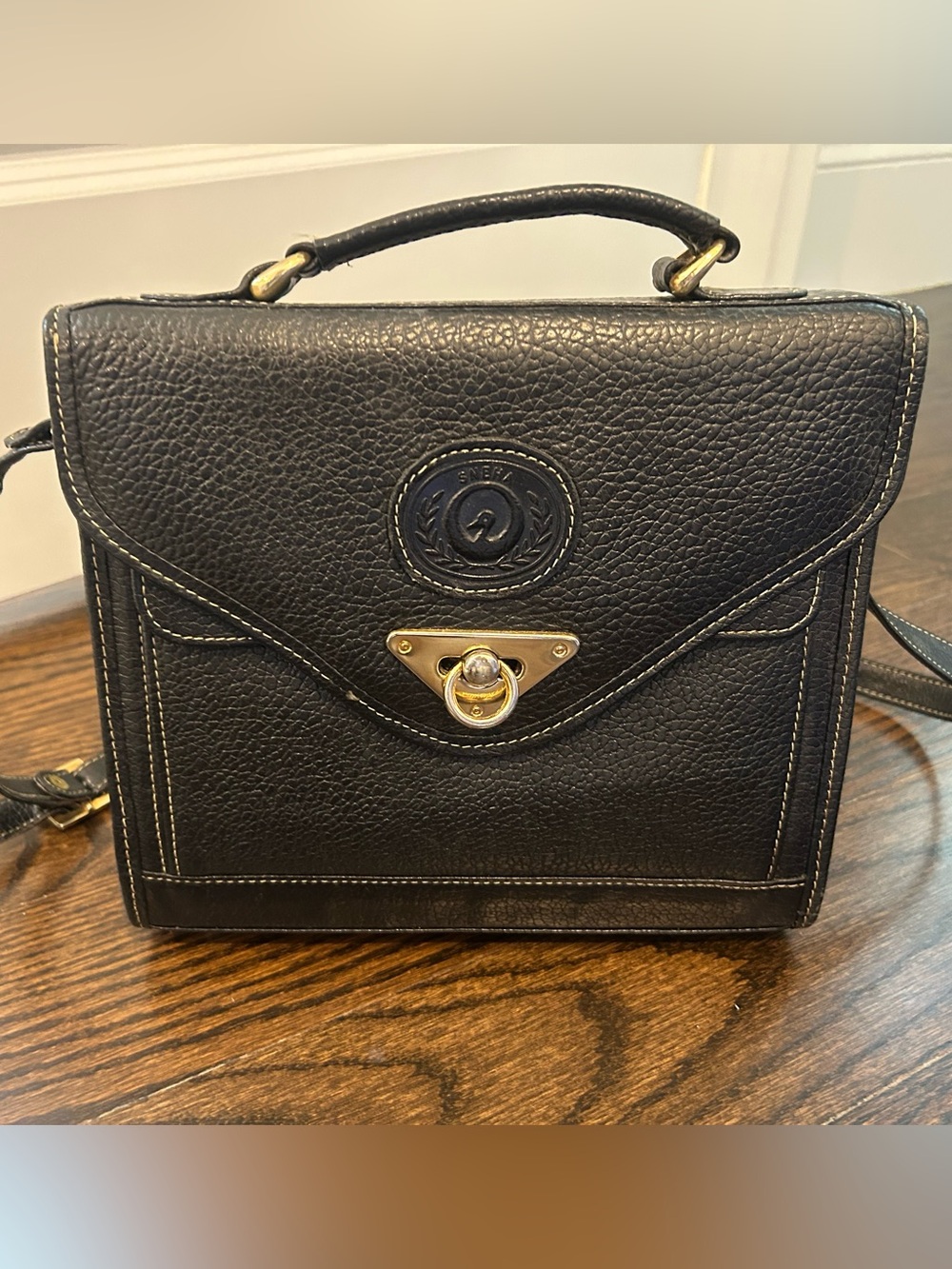 Leather shoulder bag.